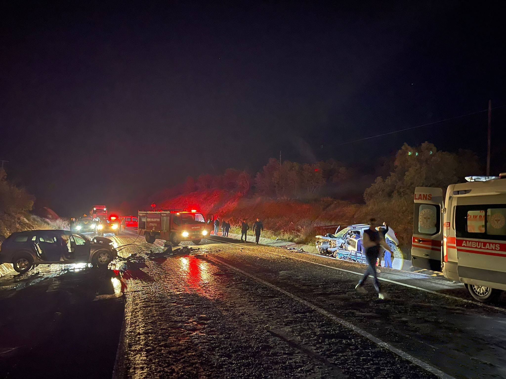 Uşak'ta 2 araç kafa kafaya çarpıştı! Karı-koca öldü, 3 yaralı var Uşak'ta 2 araç kafa kafaya çarpıştı! Karı-koca öldü, 3 yaralı var - 1. Resim