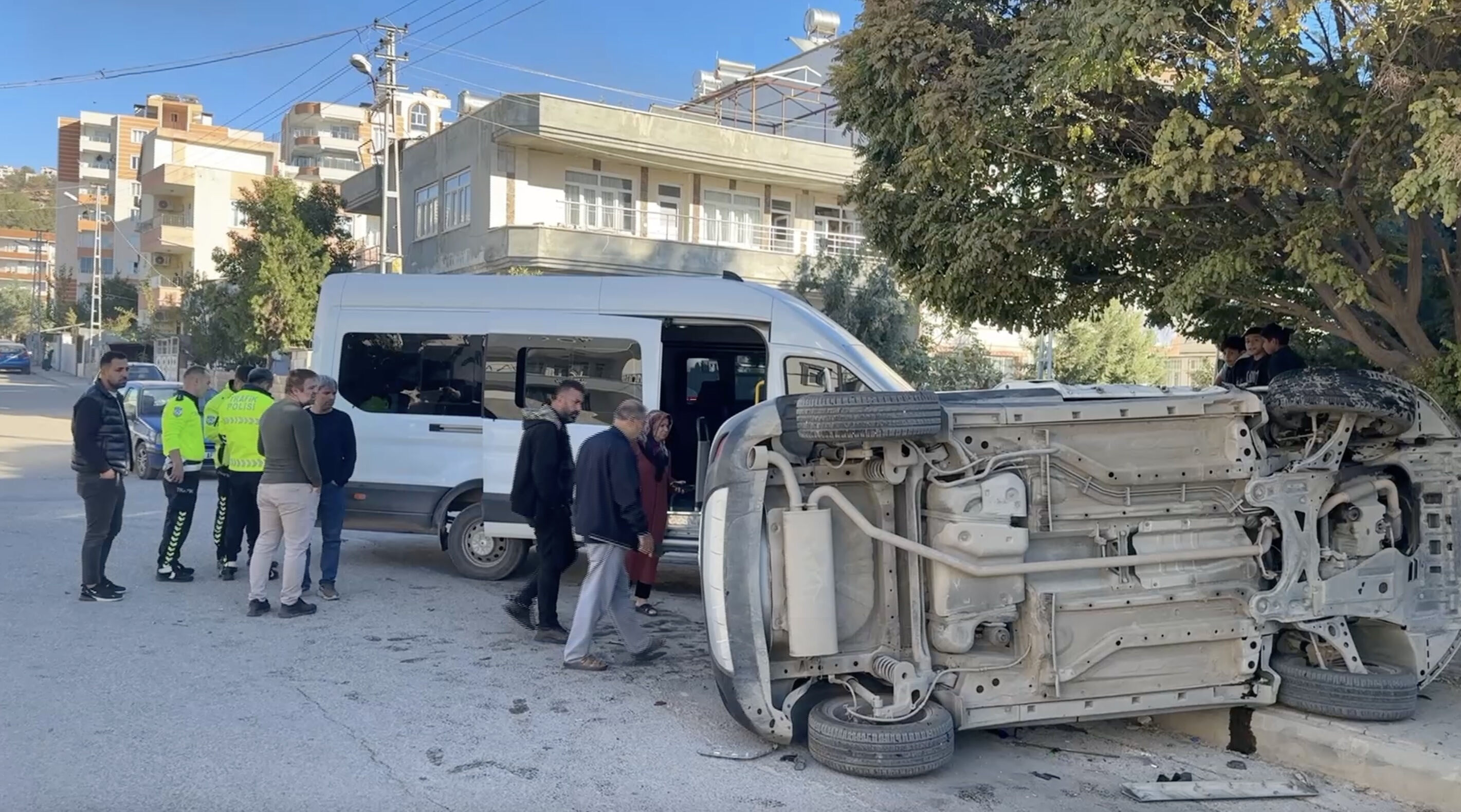 Adıyaman'da okul servisi ile otomobil çarpıştı! Çok sayıda yaralı var Adıyaman'da okul servisi ile otomobil çarpıştı! Çok sayıda yaralı var - 1. Resim
