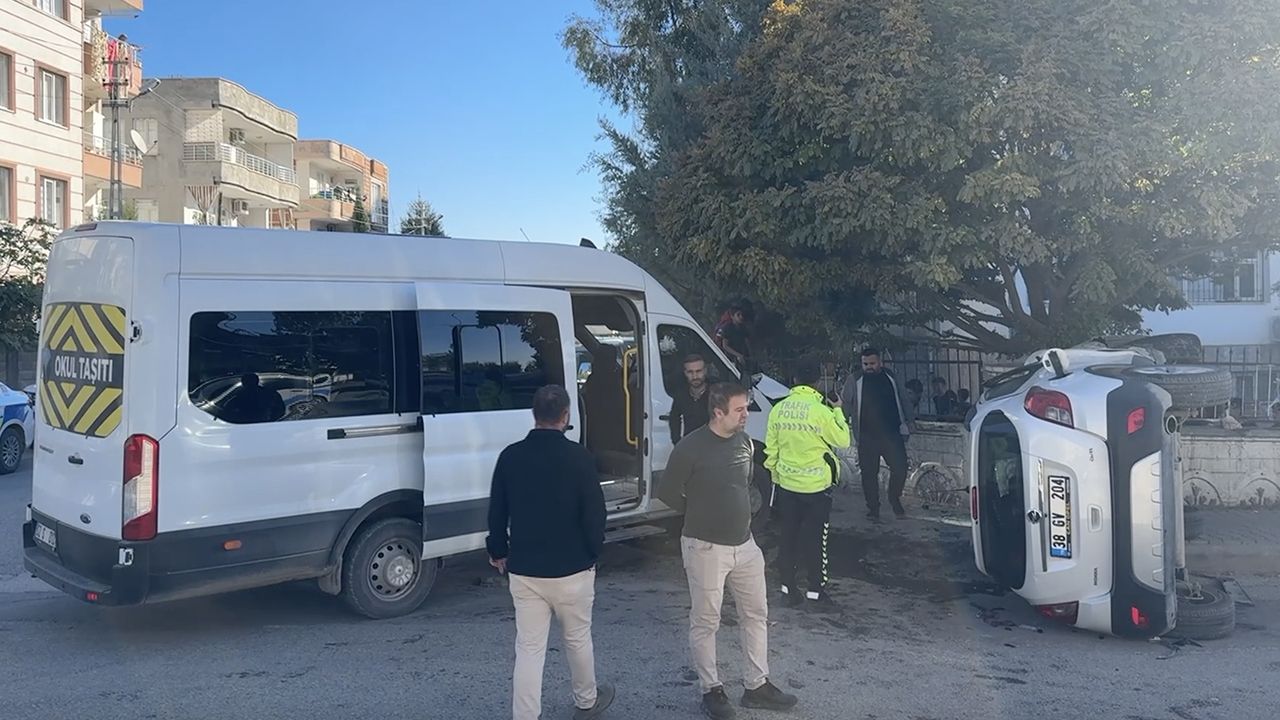 Adıyaman'da okul servisi ile otomobil çarpıştı! Çok sayıda yaralı var - 3. Sayfa