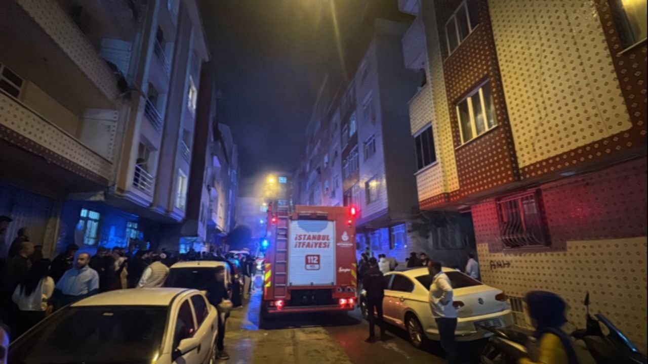 İstanbul'da 5 katlı bina yandı! Çok sayıda kişi hastanelik oldu İstanbul'da 5 katlı bina yandı! Çok sayıda kişi hastanelik oldu