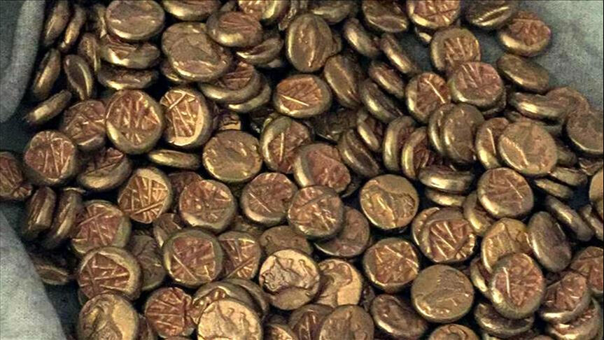 İsveç'te solucan arayan balıkçı, define buldu: Topraktan Orta Çağ'a ait 20.000 sikke çıkardı İsveç'te solucan arayan balıkçı, define buldu: Topraktan Orta Çağ'a ait 20.000 sikke çıkardı - 3. Resim