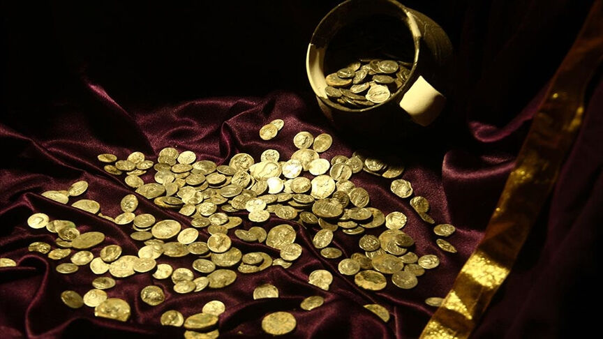 İsveç'te solucan arayan balıkçı, define buldu: Topraktan Orta Çağ'a ait 20.000 sikke çıkardı İsveç'te solucan arayan balıkçı, define buldu: Topraktan Orta Çağ'a ait 20.000 sikke çıkardı - 4. Resim