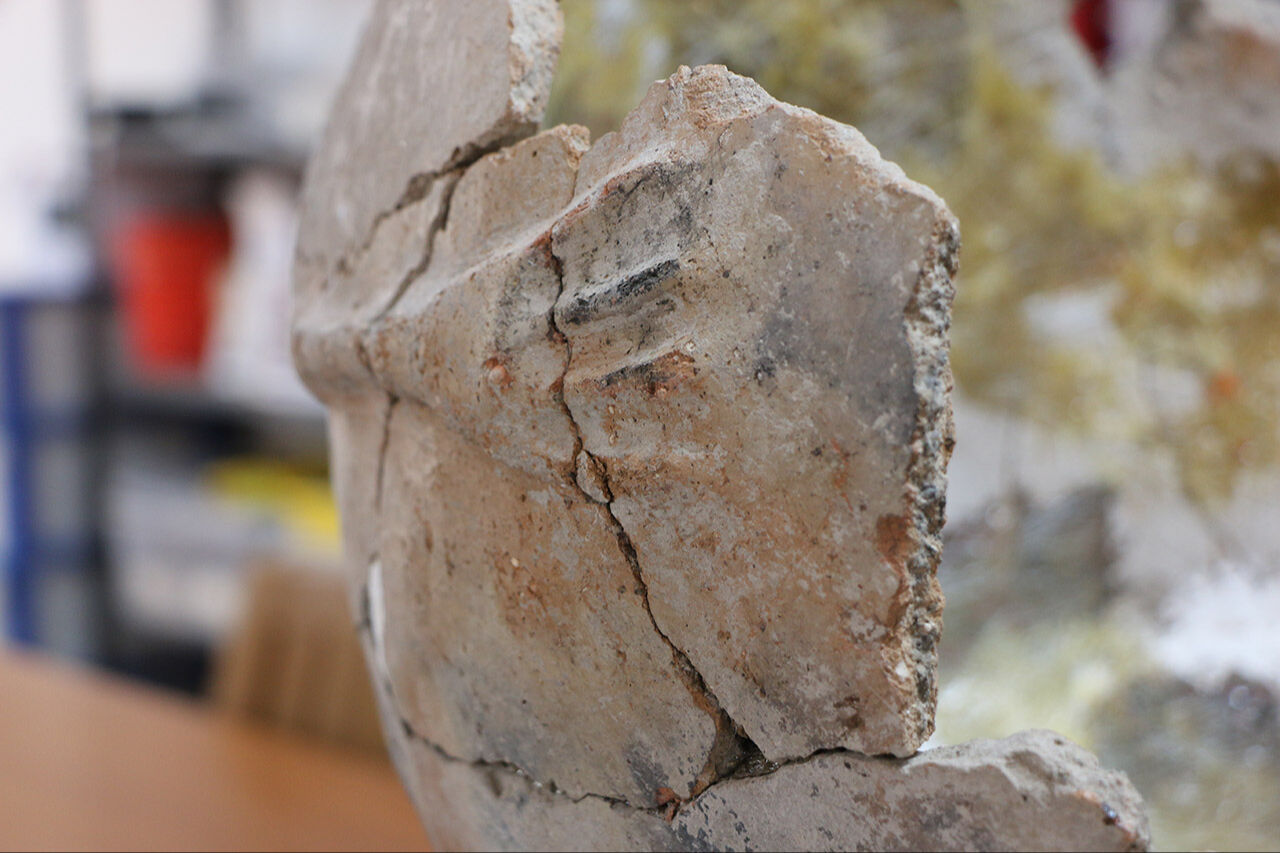 Küllüoba Höyüğü'nde ilginç keşif! Tarihi küp çocuk mezarı çıktı, uzmanlar üzerindeki 4 parmaklı eli açıkladı Küllüoba Höyüğü'nde ilginç keşif! Tarihi küp çocuk mezarı çıktı, uzmanlar üzerindeki 4 parmaklı eli açıkladı - 5. Resim