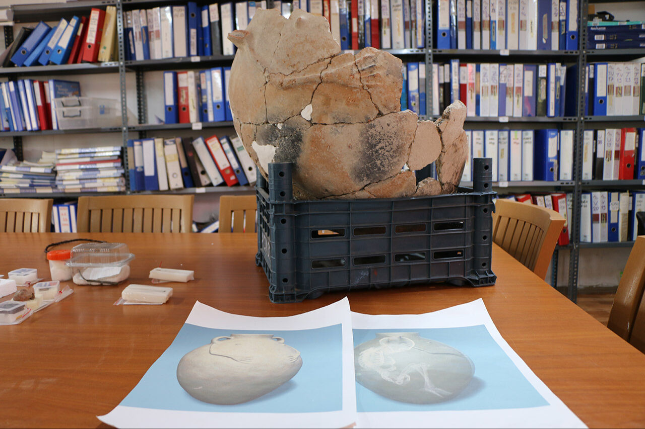 Küllüoba Höyüğü'nde ilginç keşif! Tarihi küp çocuk mezarı çıktı, uzmanlar üzerindeki 4 parmaklı eli açıkladı Küllüoba Höyüğü'nde ilginç keşif! Tarihi küp çocuk mezarı çıktı, uzmanlar üzerindeki 4 parmaklı eli açıkladı - 1. Resim