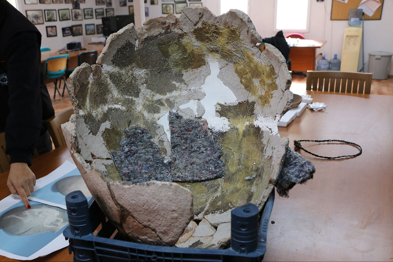 Küllüoba Höyüğü'nde ilginç keşif! Tarihi küp çocuk mezarı çıktı, uzmanlar üzerindeki 4 parmaklı eli açıkladı Küllüoba Höyüğü'nde ilginç keşif! Tarihi küp çocuk mezarı çıktı, uzmanlar üzerindeki 4 parmaklı eli açıkladı - 3. Resim