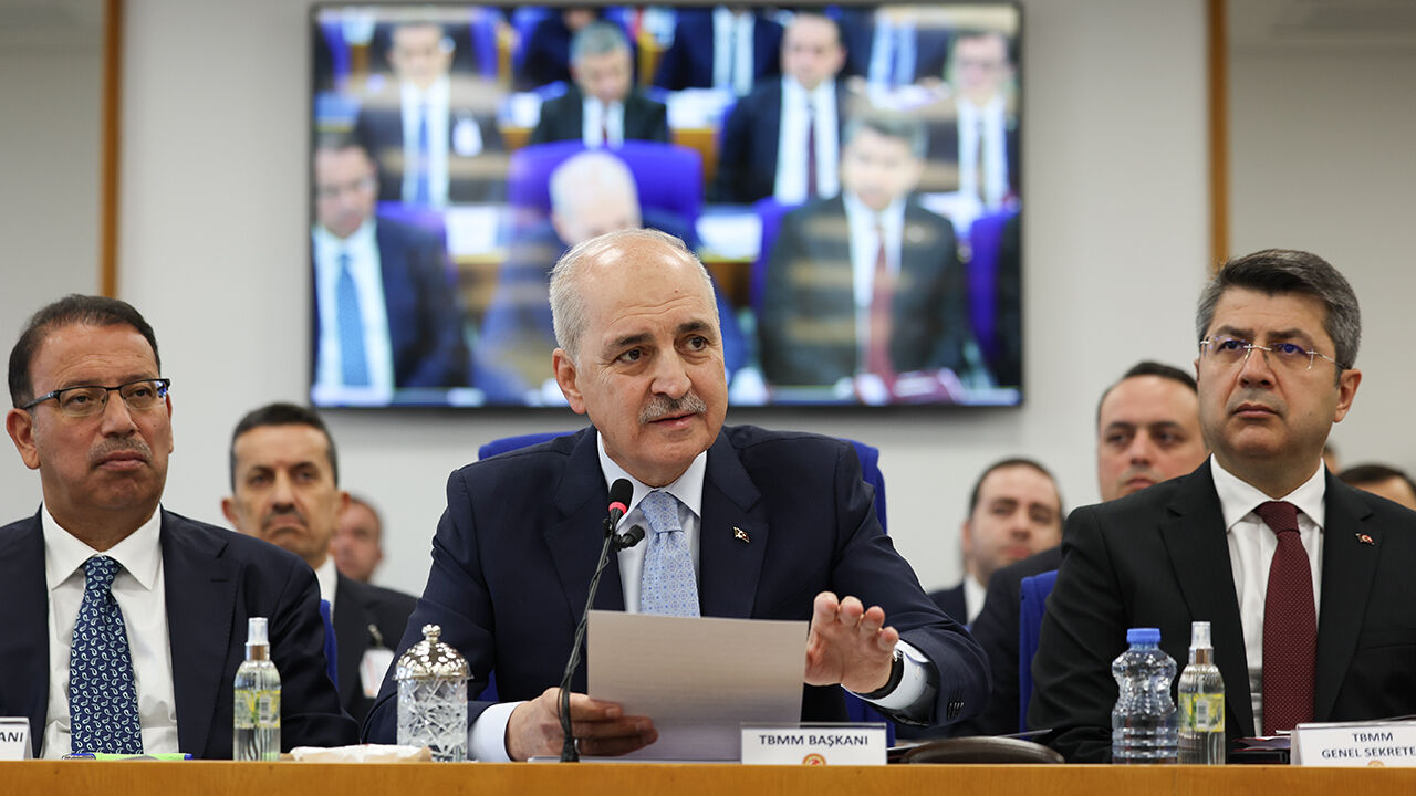 Numan Kurtulmuş'a Kürtçe şiir sorusu: Söz konusu değildir... Numan Kurtulmuş'a Kürtçe şiir sorusu: Söz konusu değildir... - 1. Resim