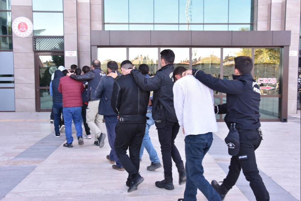 Öğretmen olmaya gitti, çete lideri çıktı! 19 ilde 200 kişi hedef alındı... Öğretmen olmaya gitti, çete lideri çıktı! 19 ilde 200 kişi hedef alındı... - 1. Resim