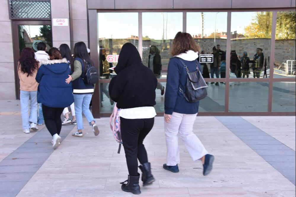 Öğretmen olmaya gitti, çete lideri çıktı! 19 ilde 200 kişi hedef alındı... Öğretmen olmaya gitti, çete lideri çıktı! 19 ilde 200 kişi hedef alındı... - 2. Resim