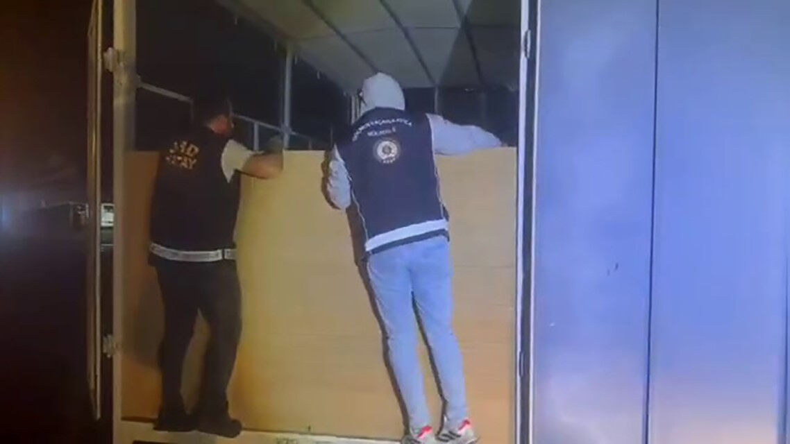 Polisin "Kimse var mı?" diyerek aradığı kamyondan, 31 göçmen çıktı Polisin "Kimse var mı?" diyerek aradığı kamyondan, 31 göçmen çıktı - 3. Resim