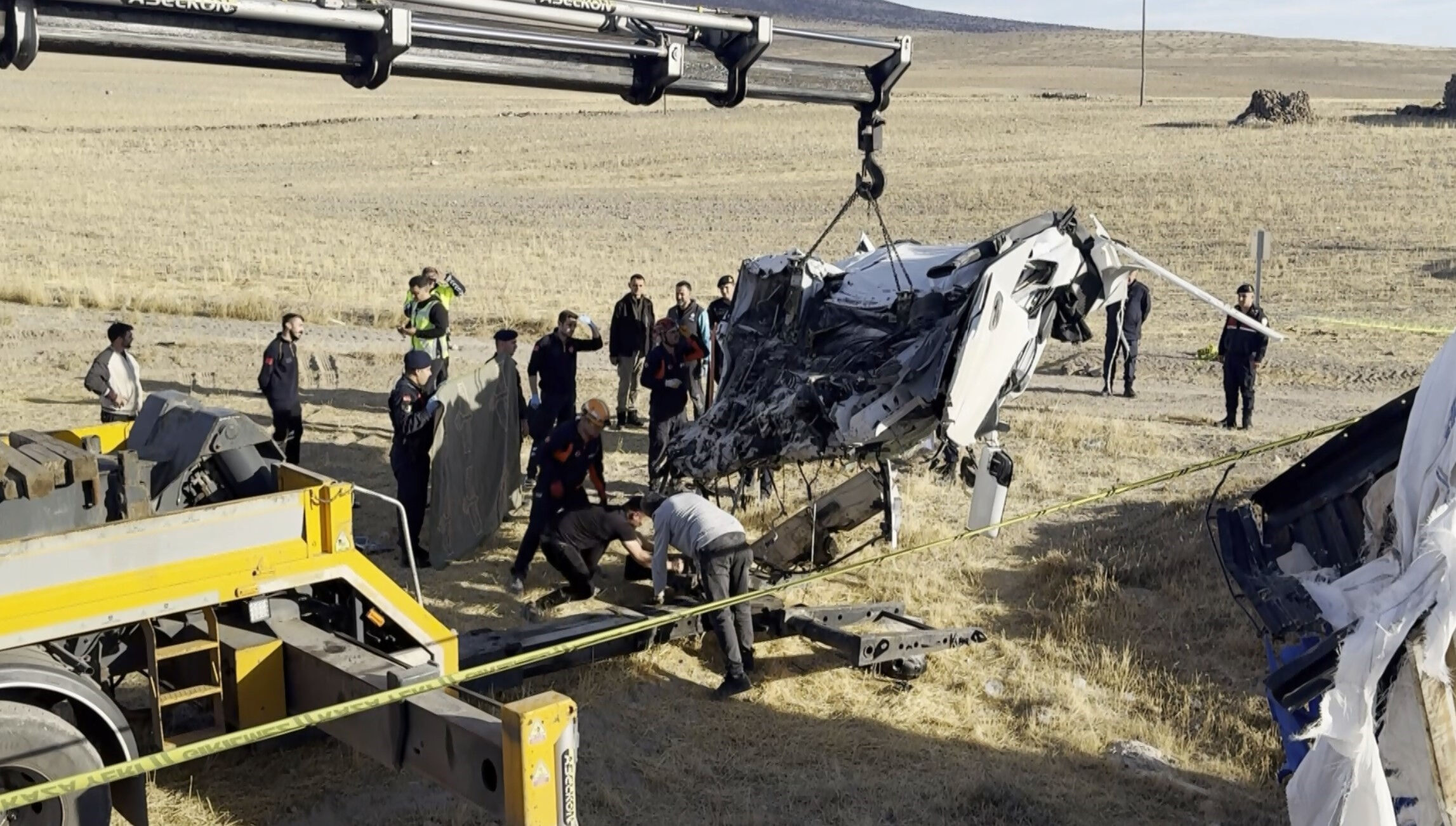 Tır şarampole devrildi, sürücü kum yığınının altında can verdi Tır şarampole devrildi, sürücü kum yığınının altında can verdi - 2. Resim