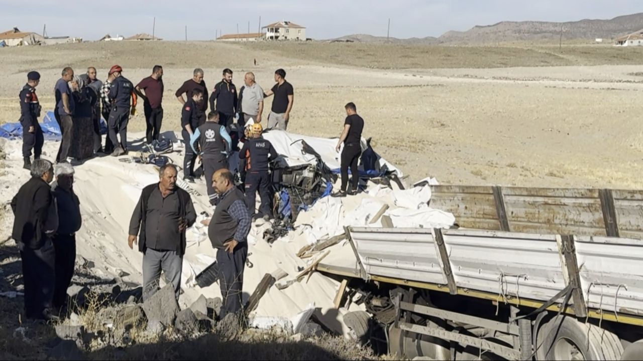 Tır şarampole devrildi, sürücü kum yığınının altında can verdi - 3. Sayfa