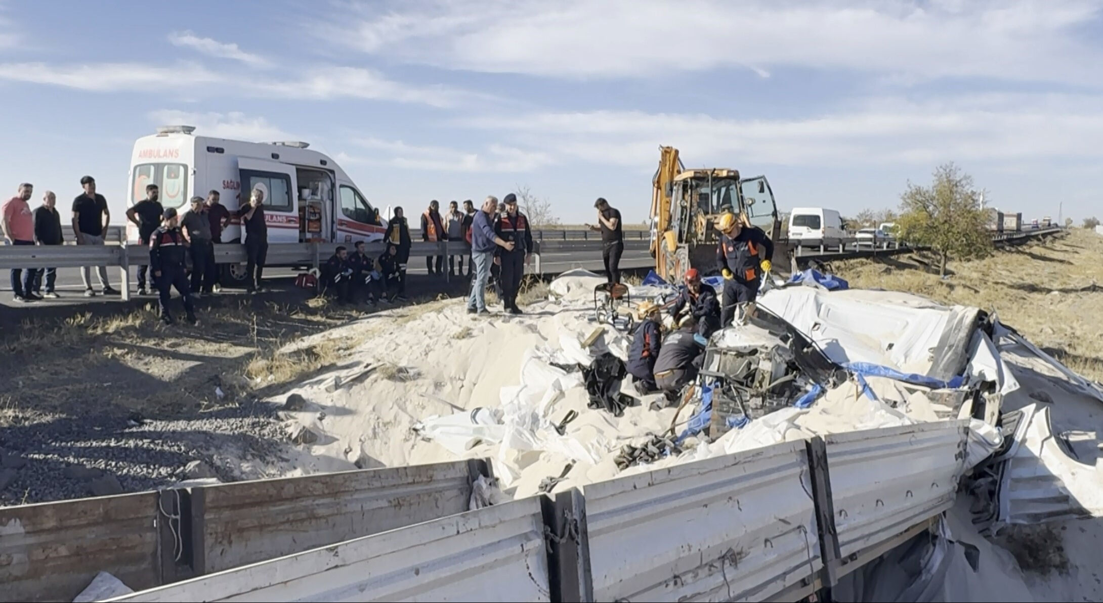 Tır şarampole devrildi, sürücü kum yığınının altında can verdi Tır şarampole devrildi, sürücü kum yığınının altında can verdi - 1. Resim