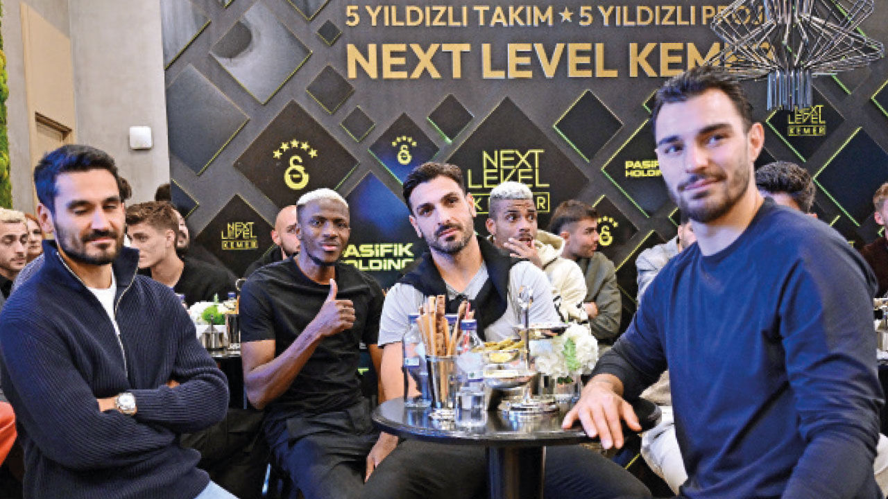 Victor Osimhen, sezon başından sonra devleri yine birbirine düşürdü! 10 haftalık resital yetti Victor Osimhen, sezon başından sonra devleri yine birbirine düşürdü! 10 haftalık resital yetti - 2. Resim