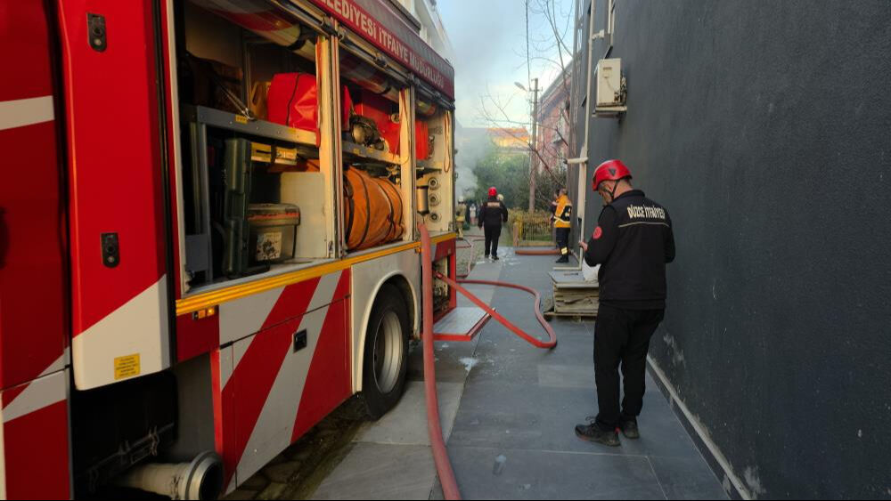 Yangını deprem sandılar! Patlama sesini duyan kendini sokağa attı Yangını deprem sandılar! Patlama sesini duyan kendini sokağa attı - 1. Resim