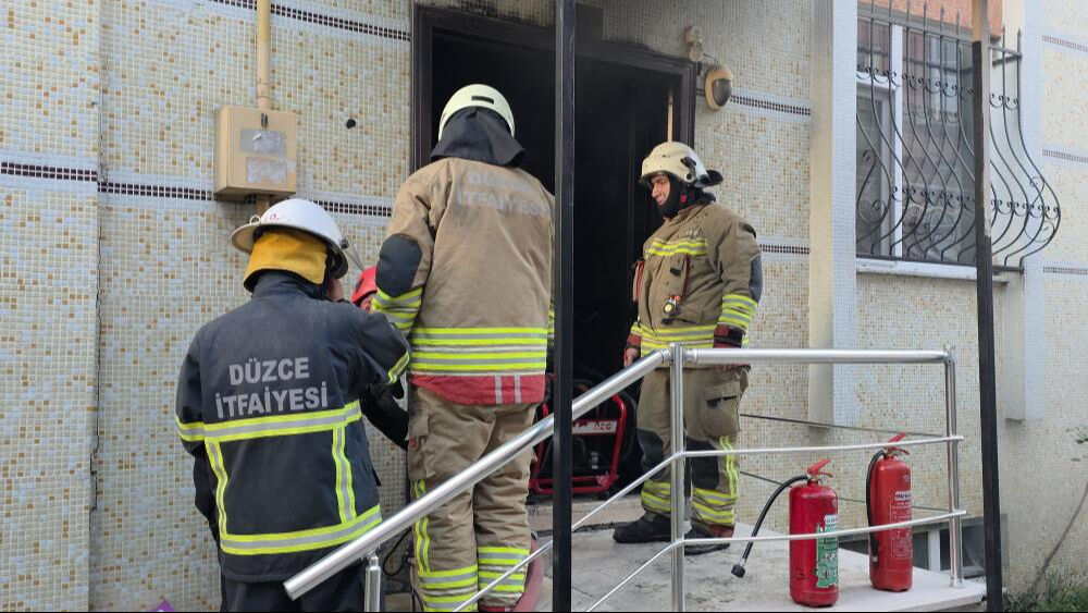 Yangını deprem sandılar! Patlama sesini duyan kendini sokağa attı Yangını deprem sandılar! Patlama sesini duyan kendini sokağa attı - 2. Resim