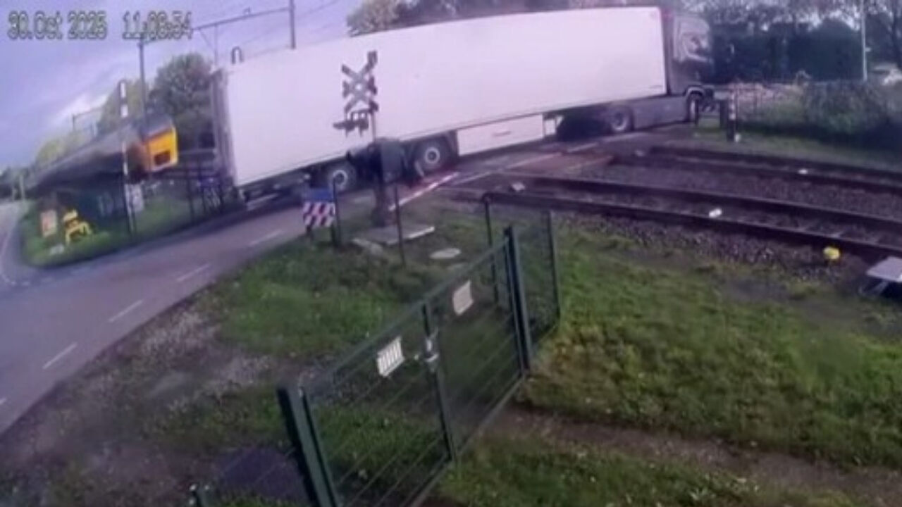 Yolcu treni geri manevra yapan tırı biçti! Korkunç kaza kamerada Yolcu treni geri manevra yapan tırı biçti! Korkunç kaza kamerada - 1. Resim