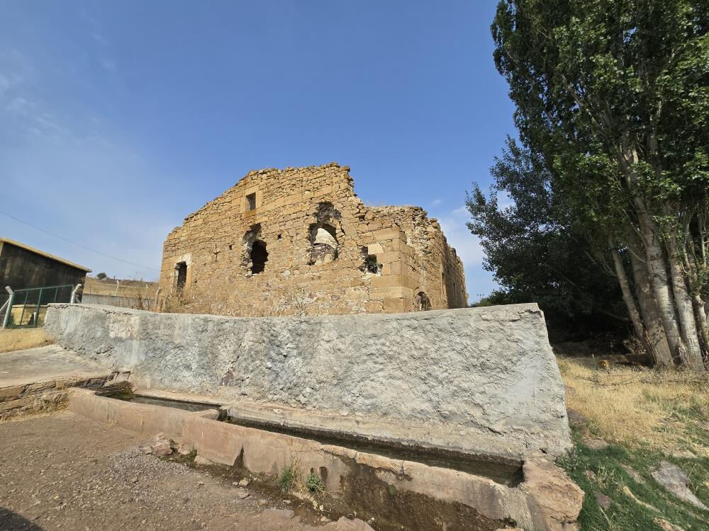 Yozgat'ın bir köyünde bulunuyor, 300 yıllık geçmişi var! Define avcıları mahvetti Yozgat'ın bir köyünde bulunuyor, 300 yıllık geçmişi var! Define avcıları mahvetti - 3. Resim