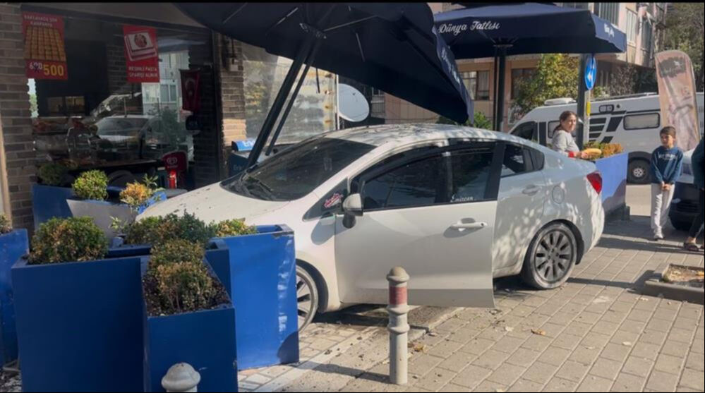 15 milyonluk cipe çarpmamak için tatlıcı dükkanına daldı - 1. Resim