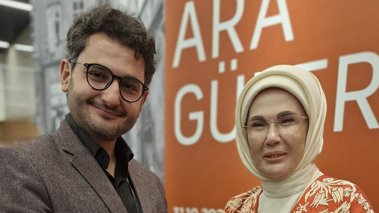 Ara Güler’in Erdoğan karesi ilk defa sergide Emine Erdoğan, açılışını yaptığı  VakıfBank Sanat Galerisinde arkadaşımız Murat Öztekin ile kısa bir sohbet etti.