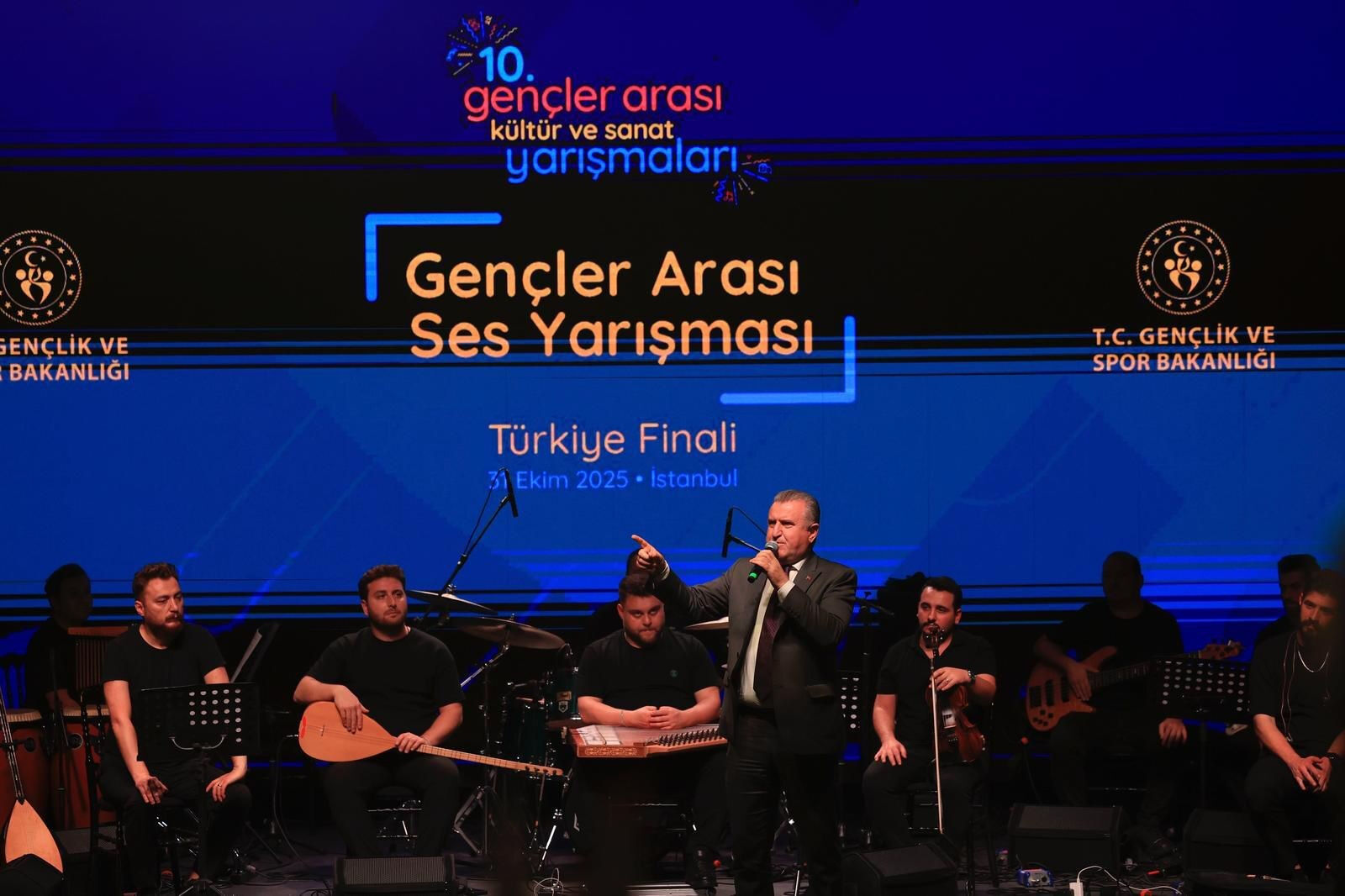 Bakan Bak sahneye çıkıp sanatçılarla şarkı söyledi Bakan Bak sahneye çıkıp sanatçılarla şarkı söyledi - 2. Resim