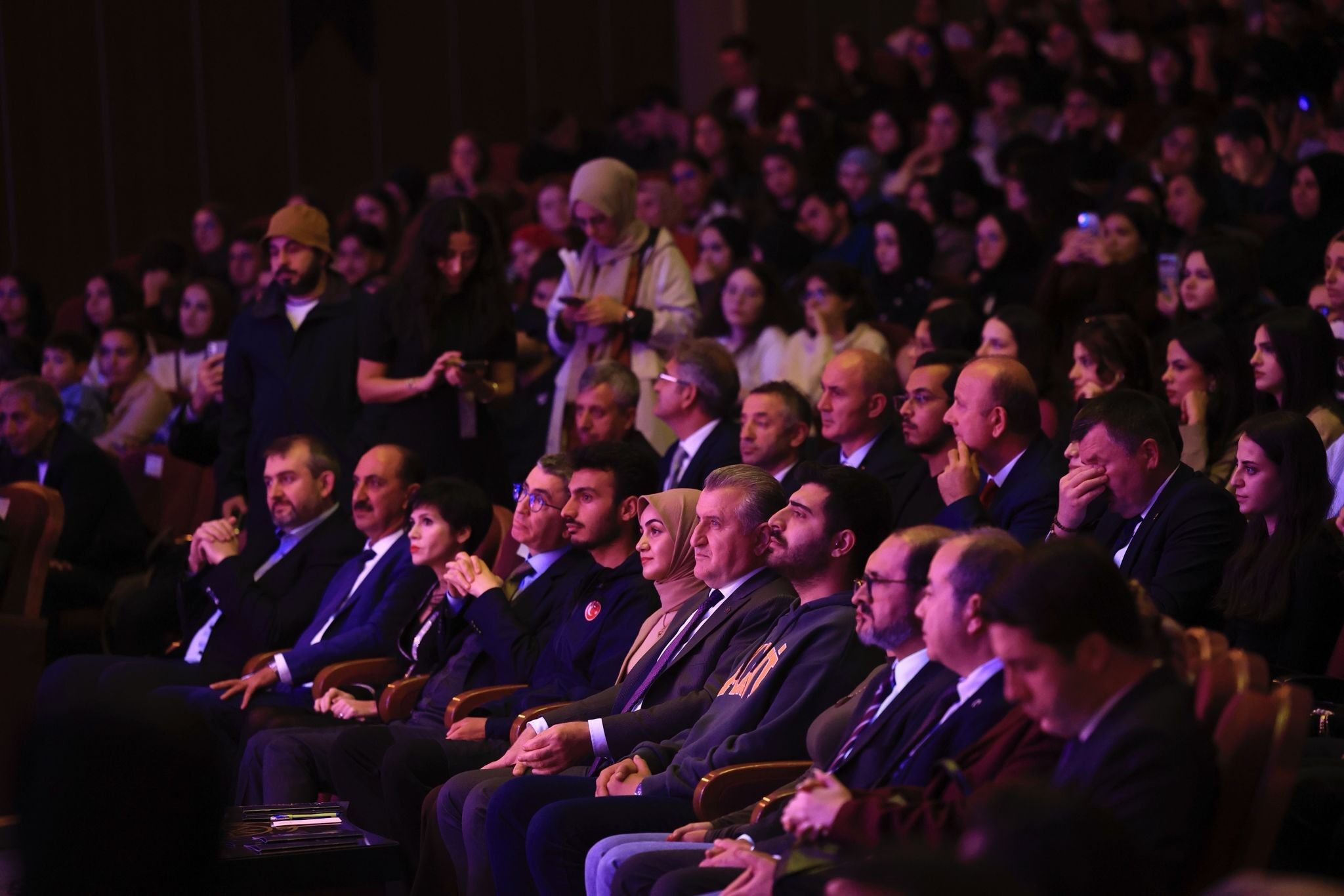 Bakan Bak sahneye çıkıp sanatçılarla şarkı söyledi Bakan Bak sahneye çıkıp sanatçılarla şarkı söyledi - 1. Resim