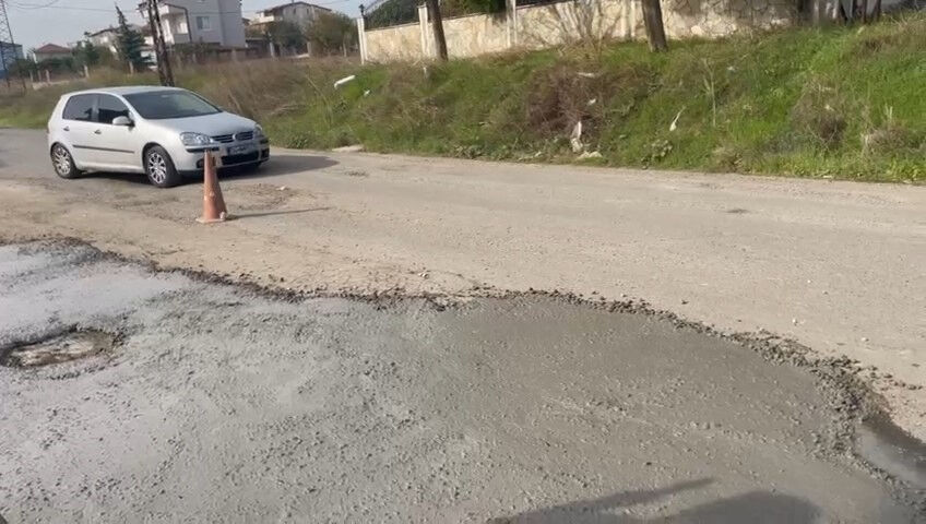 Belediye yolu onarmayınca vatandaş kendi yöntemiyle halletti! - 1. Resim