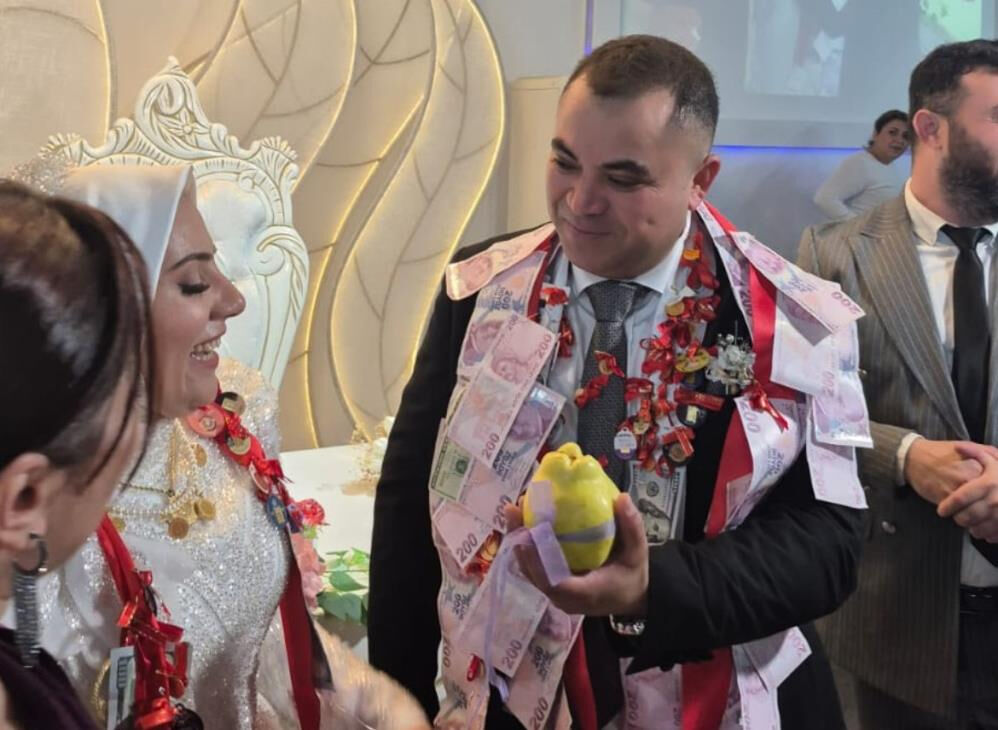 Damada arkadaşından görülmemiş hediye! Herkesin içinde yedi Damada arkadaşından görülmemiş hediye! Herkesin içinde yedi - 1. Resim