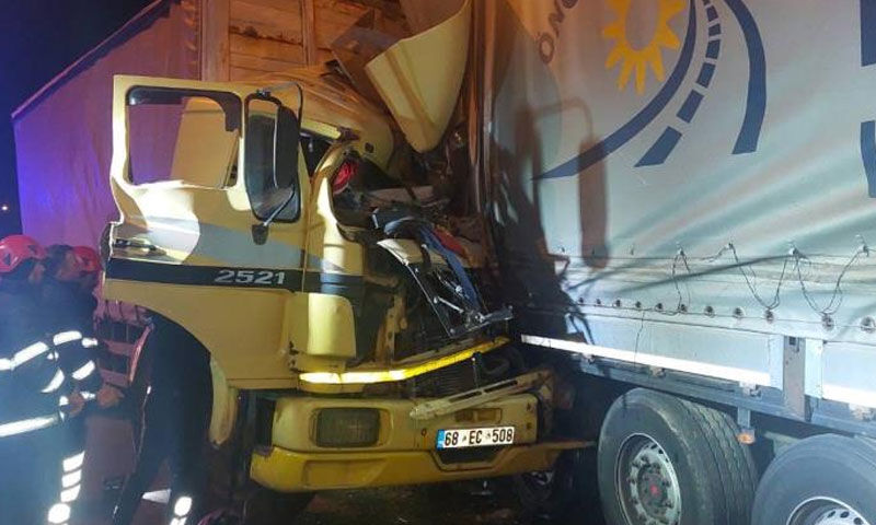 Gece yarısı facia: Kamyon arızalı tıra çarptı, sürücü hayatını kaybetti Gece yarısı facia: Kamyon arızalı tıra çarptı, sürücü hayatını kaybetti - 1. Resim