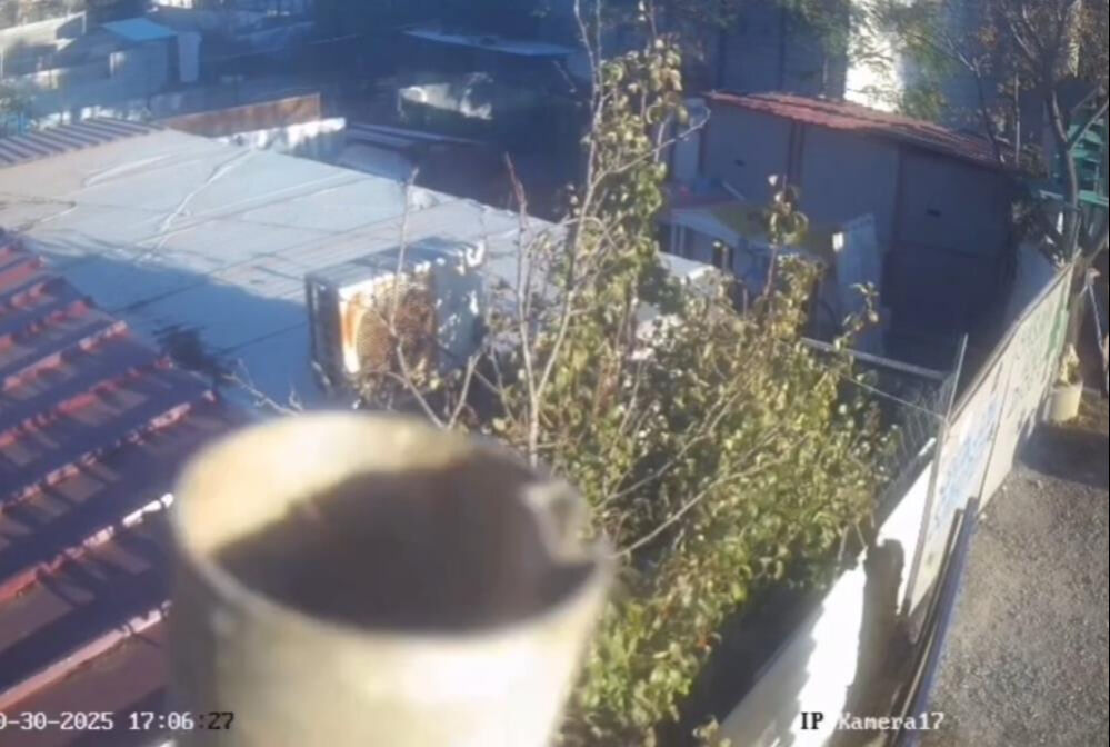 Güvenlik kamerasını boruyla kullanılamaz hale getirdi! Güvenlik kamerasını boruyla kullanılamaz hale getirdi! - 1. Resim