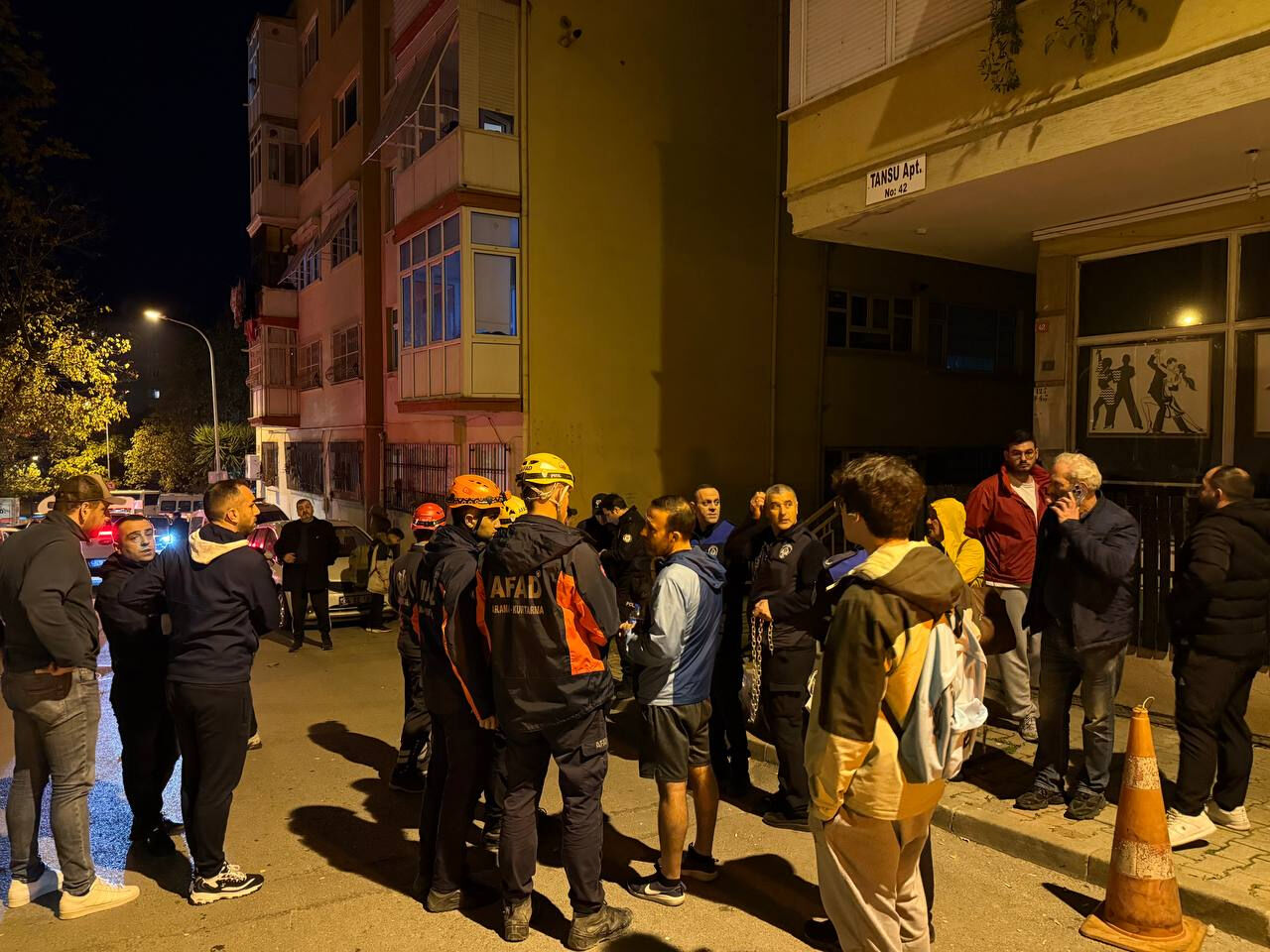 Kartal'da bir binanın kolonları çatladı! Tahliye edilen apartman mühürlendi - 1. Resim