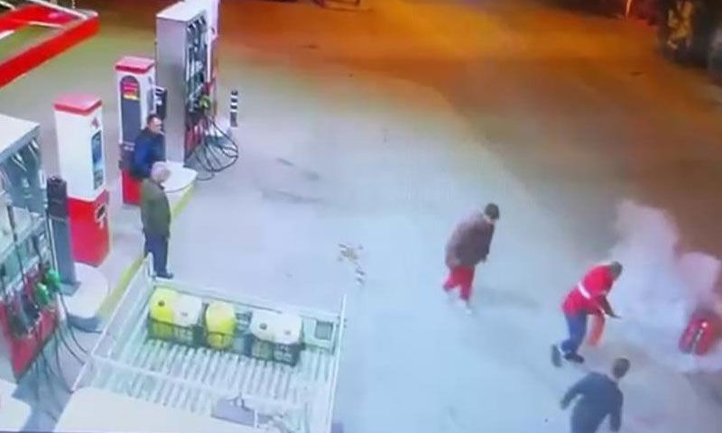 Korku dolu anlar! Araç alev alıp akaryakıt istasyonuna devrildi Korku dolu anlar! Araç alev alıp akaryakıt istasyonuna devrildi - 2. Resim