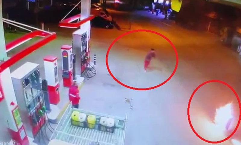 Korku dolu anlar! Araç alev alıp akaryakıt istasyonuna devrildi Korku dolu anlar! Araç alev alıp akaryakıt istasyonuna devrildi - 1. Resim