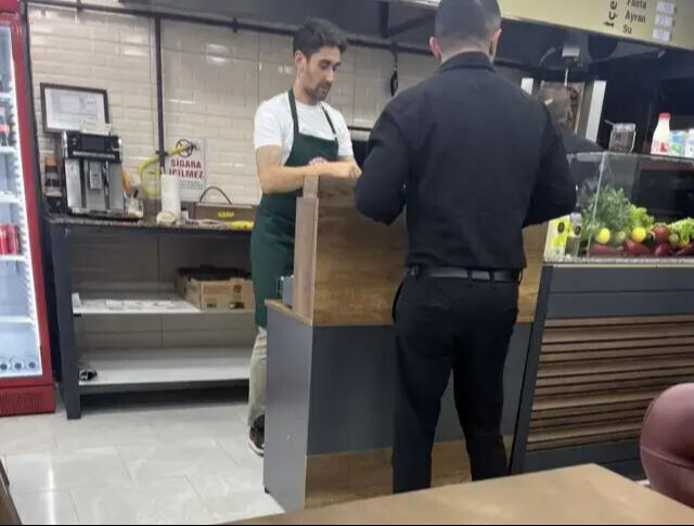 Orkan Çınar futbolu bıraktı mı, kimdir? Dönercide çalışırken görüntülendi Orkan Çınar futbolu bıraktı mı, kimdir? Dönercide çalışırken görüntülendi - 3. Resim