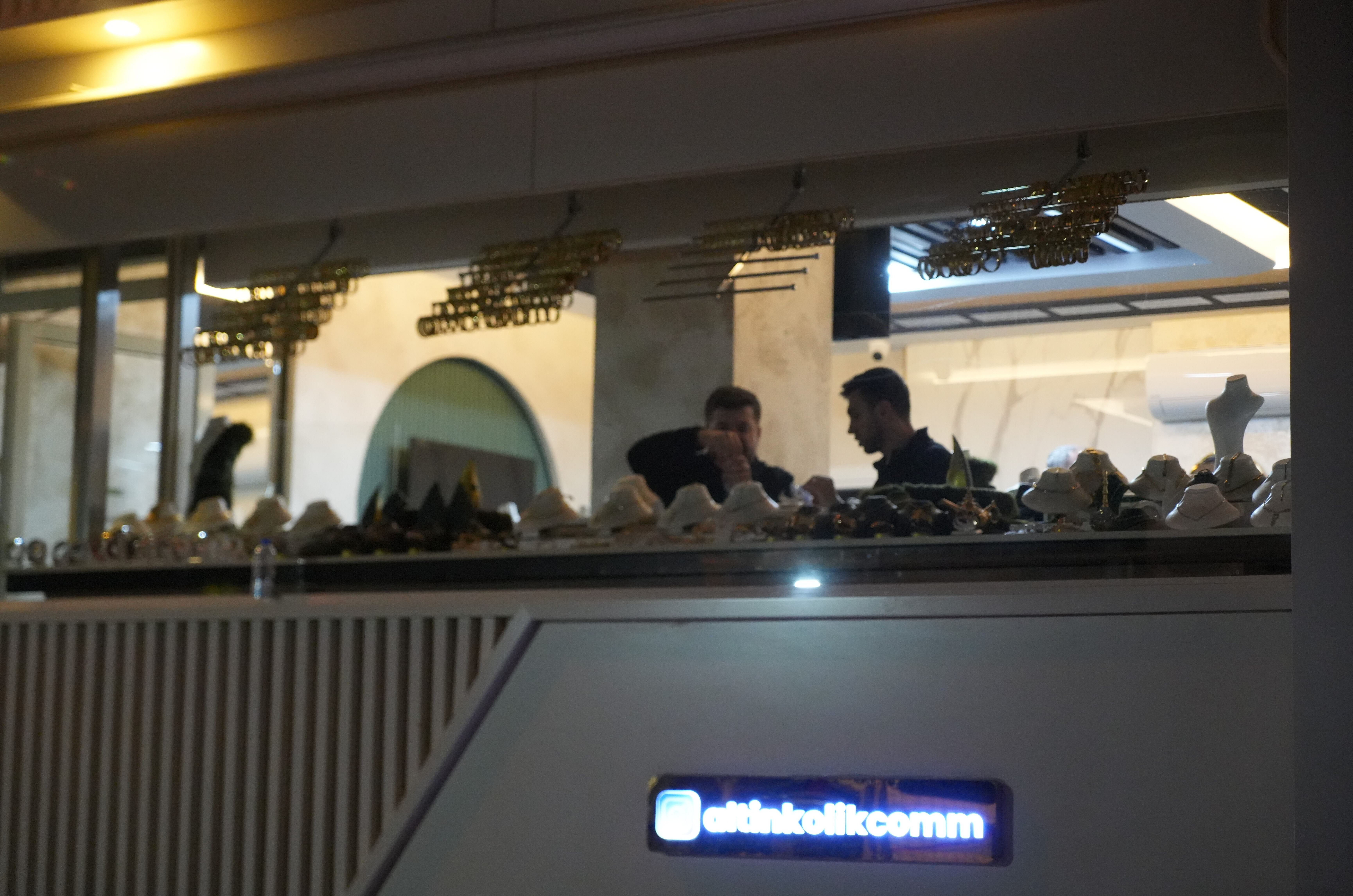 Tahliye sırasında kuyumcu alarmı! Altınların peşine düştü, dakikalar içinde topladı Tahliye sırasında kuyumcu alarmı! Altınların peşine düştü, dakikalar içinde topladı - 1. Resim