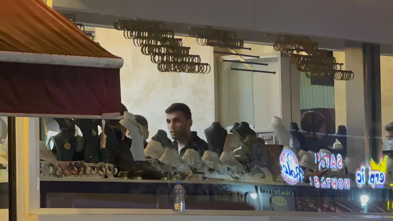  - Altınların peşine düştü, dakikalar içinde topladı