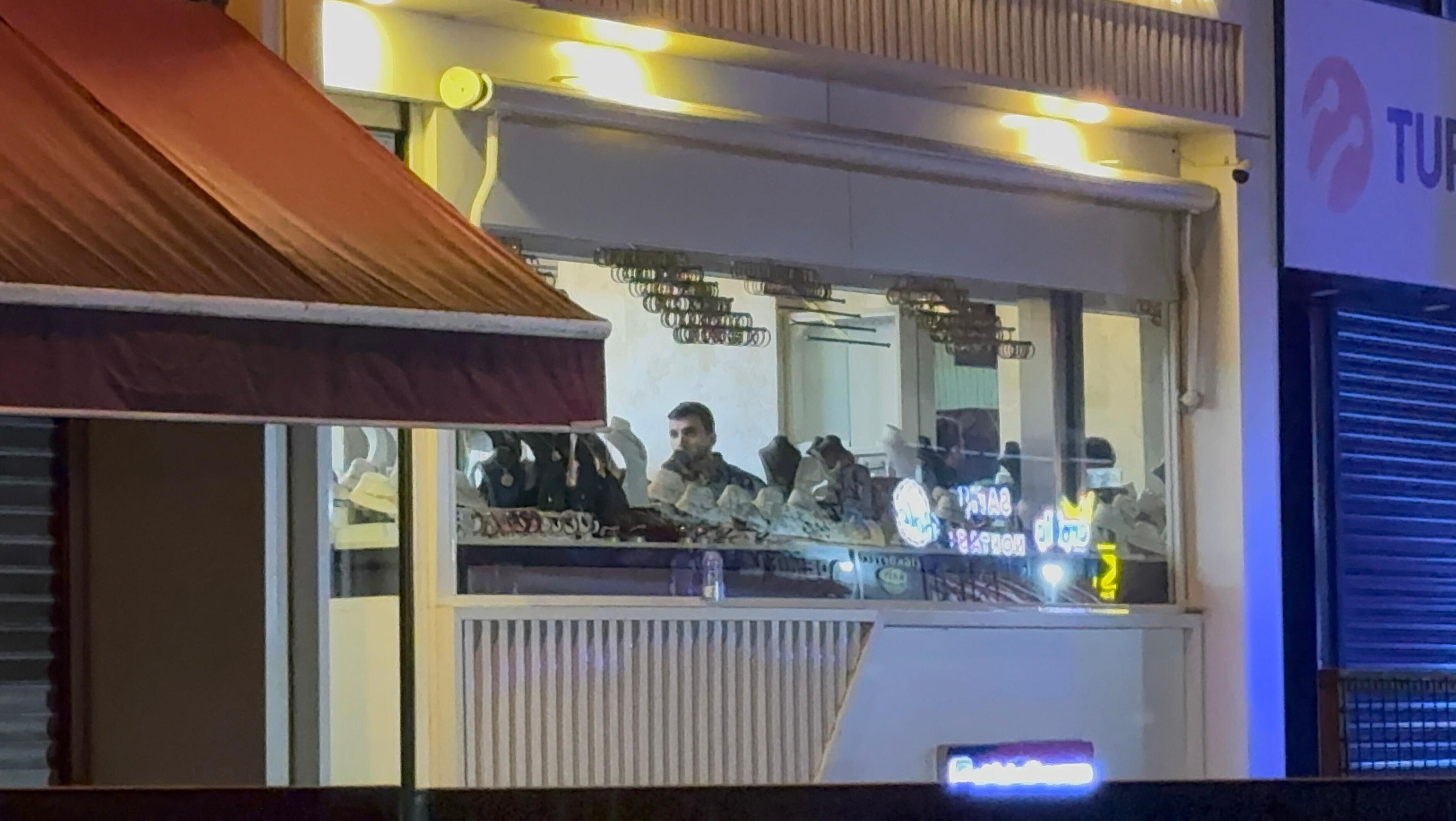 Tahliye sırasında kuyumcu alarmı! Altınların peşine düştü, dakikalar içinde topladı Tahliye sırasında kuyumcu alarmı! Altınların peşine düştü, dakikalar içinde topladı - 2. Resim