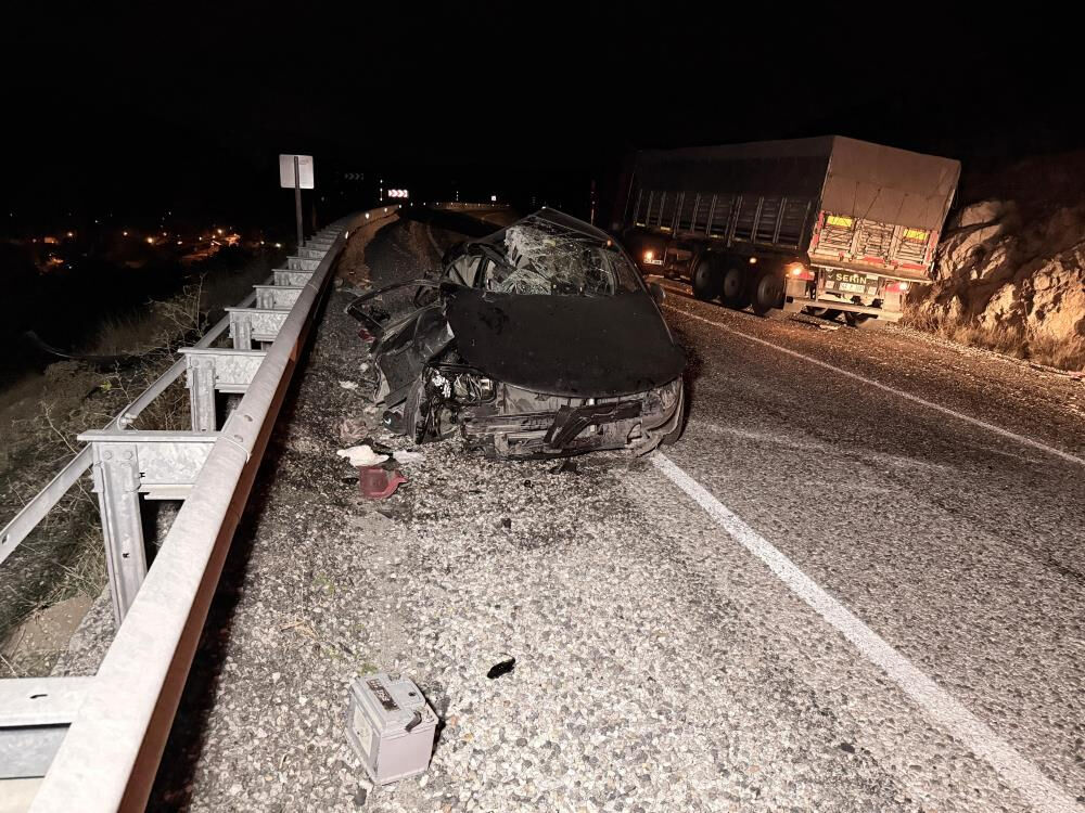 Tıra çarpan otomobil hurda yığınına döndü! Yaralılar var Tıra çarpan otomobil hurda yığınına döndü! Yaralılar var - 1. Resim