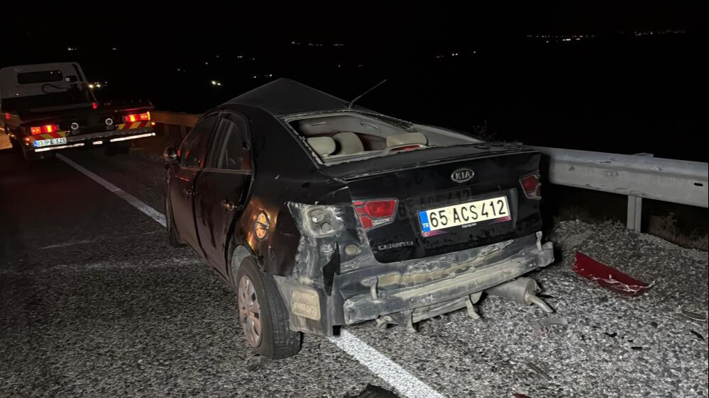 Tıra çarpan otomobil hurda yığınına döndü! Yaralılar var Tıra çarpan otomobil hurda yığınına döndü! Yaralılar var - 2. Resim