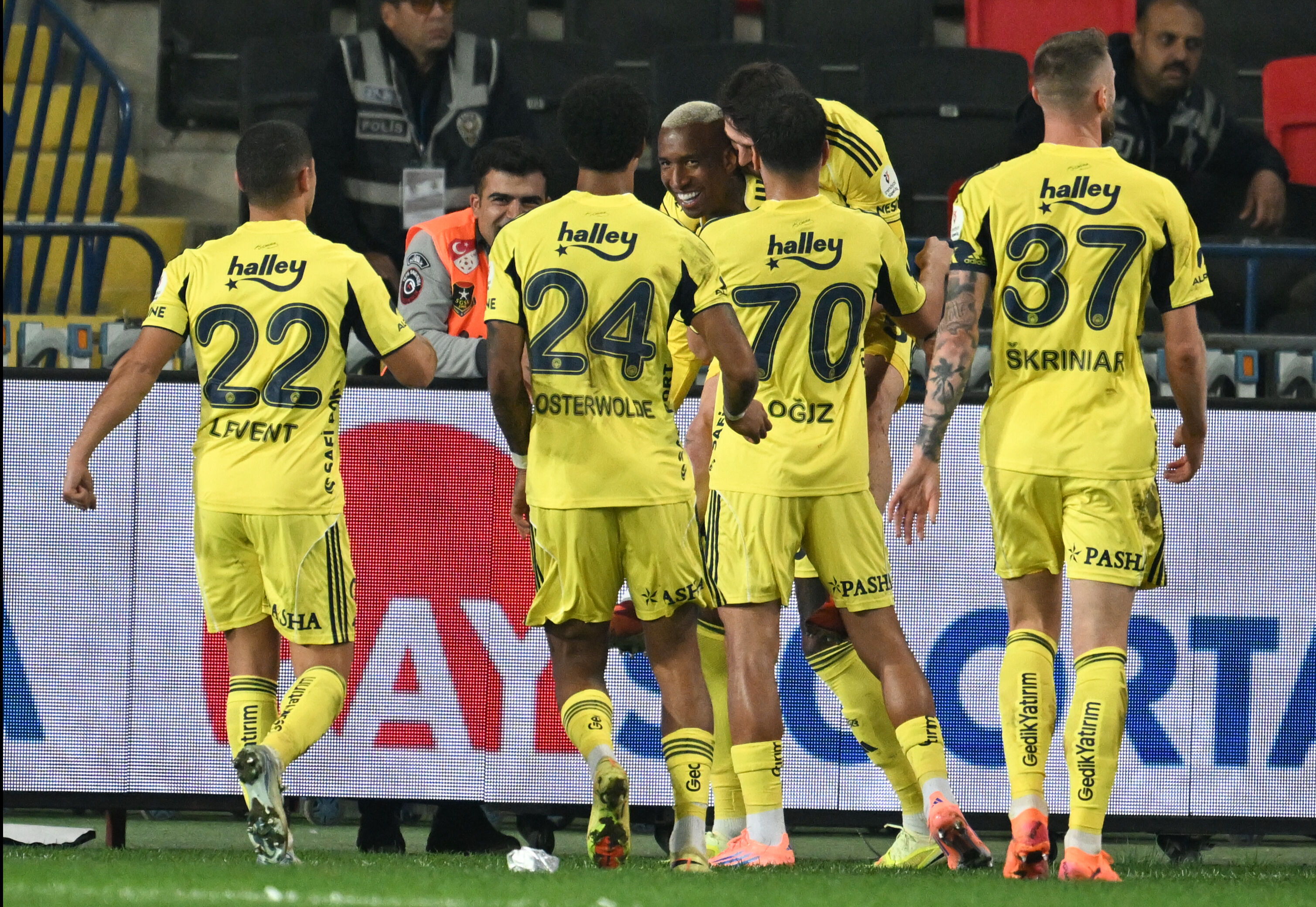 Avrupa'nın gözü Fenerbahçe'de! Kritik derbide 3 yıldız izlenecek - 1. Resim