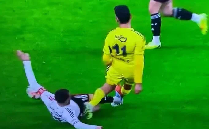 Beşiktaş - Fenerbahçe derbisinde olay çıktı: Sergen Yalçın çılgına döndü, kırmızılar peş peşe geldi Beşiktaş - Fenerbahçe derbisinde olay çıktı: Sergen Yalçın çılgına döndü, kırmızılar peş peşe geldi - 1. Resim