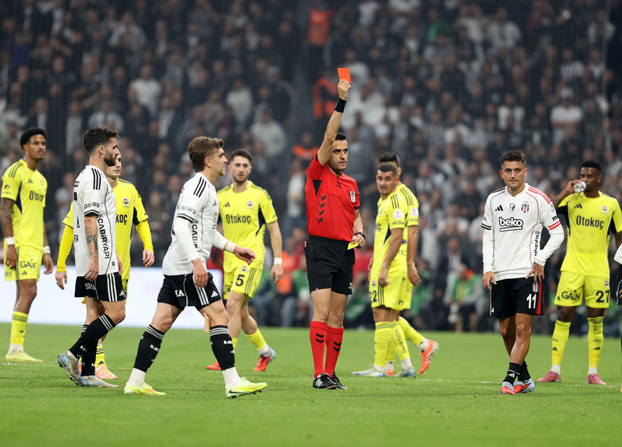 Beşiktaş - Fenerbahçe derbisinde olay çıktı: Sergen Yalçın çılgına döndü, kırmızılar peş peşe geldi Beşiktaş - Fenerbahçe derbisinde olay çıktı: Sergen Yalçın çılgına döndü, kırmızılar peş peşe geldi - 2. Resim