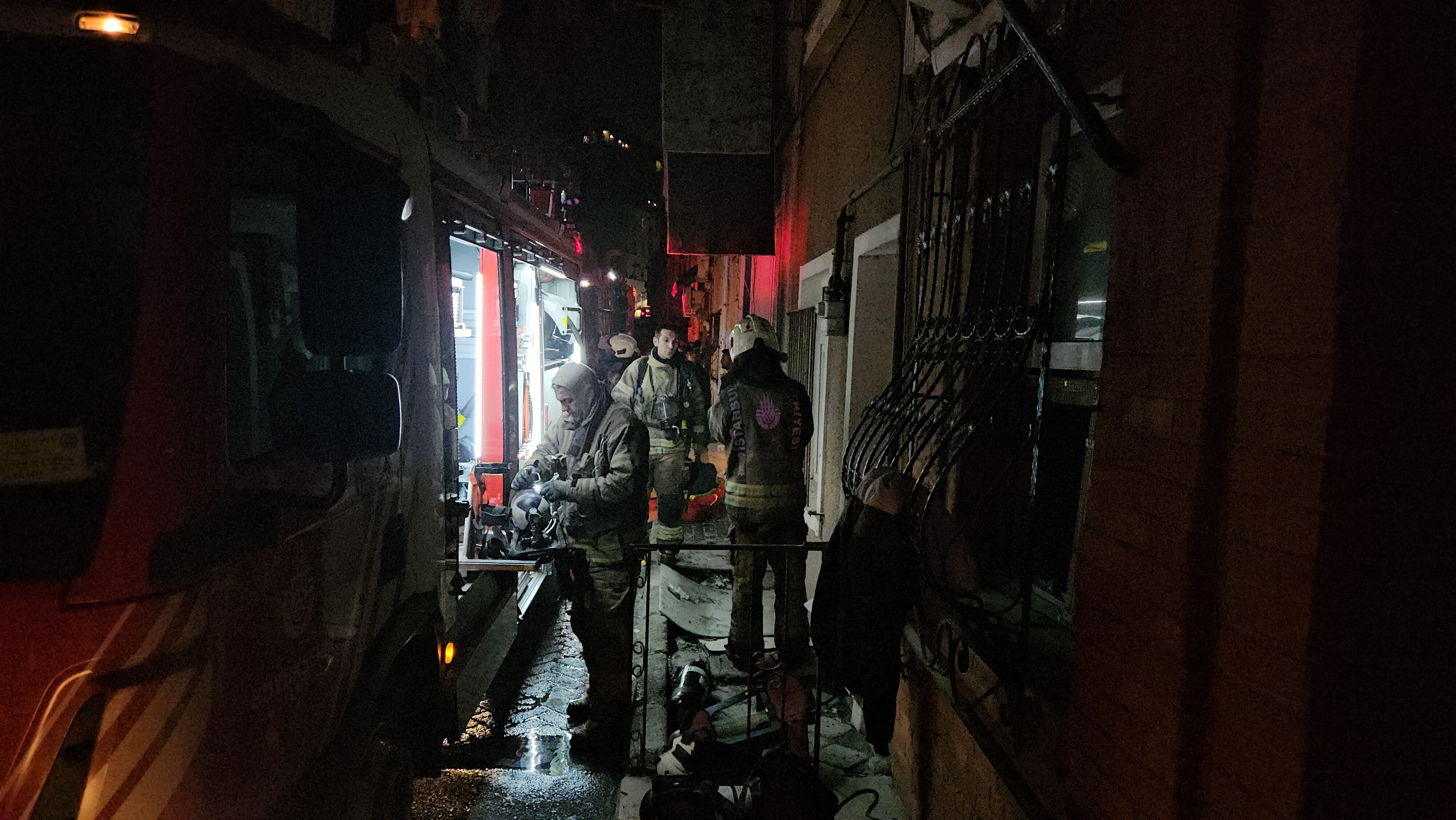 Beyoğlu'nda çıkan yangında 4 kişi binada mahsur kaldı - 1. Resim