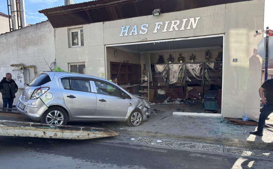 Edirne'de otomobil, ekmek fırınına girdi: 4 kişi yaralandı - 1. Resim