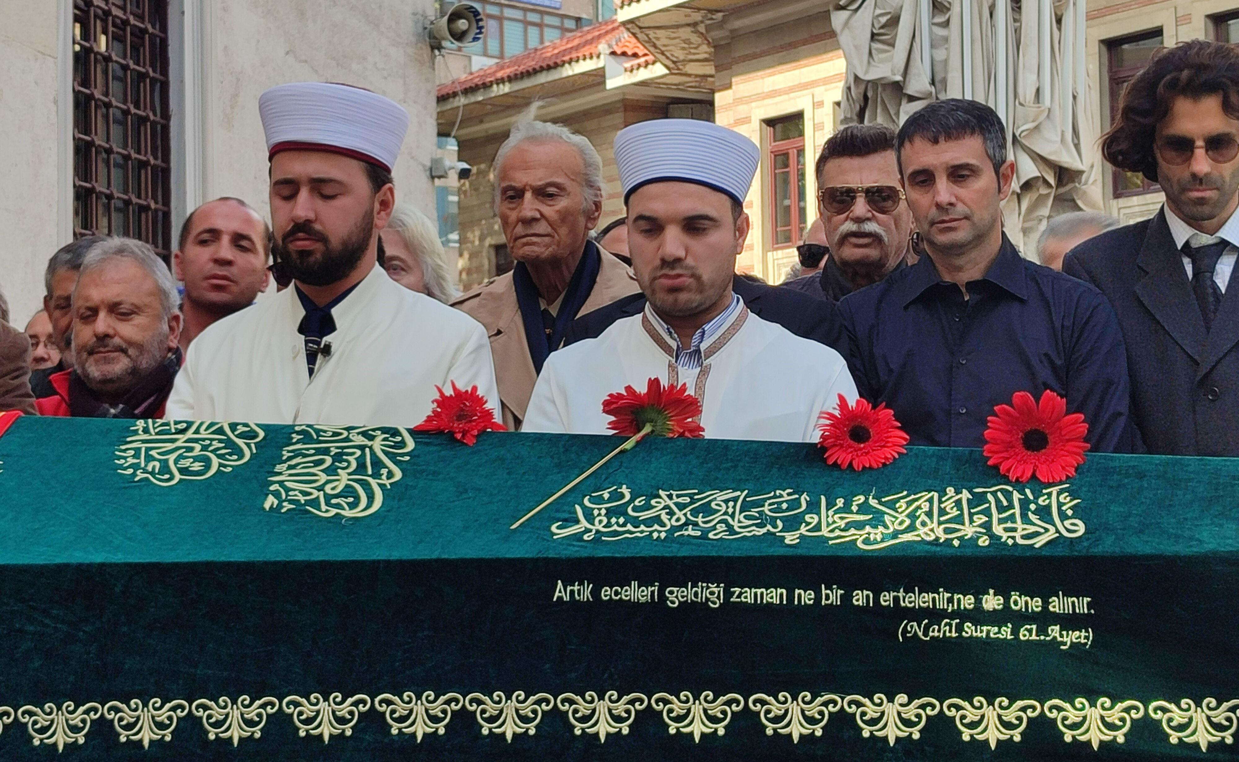 Engin Çağlar son yolculuğuna uğurlandı! Cenazede tepki çeken anlar - 2. Resim