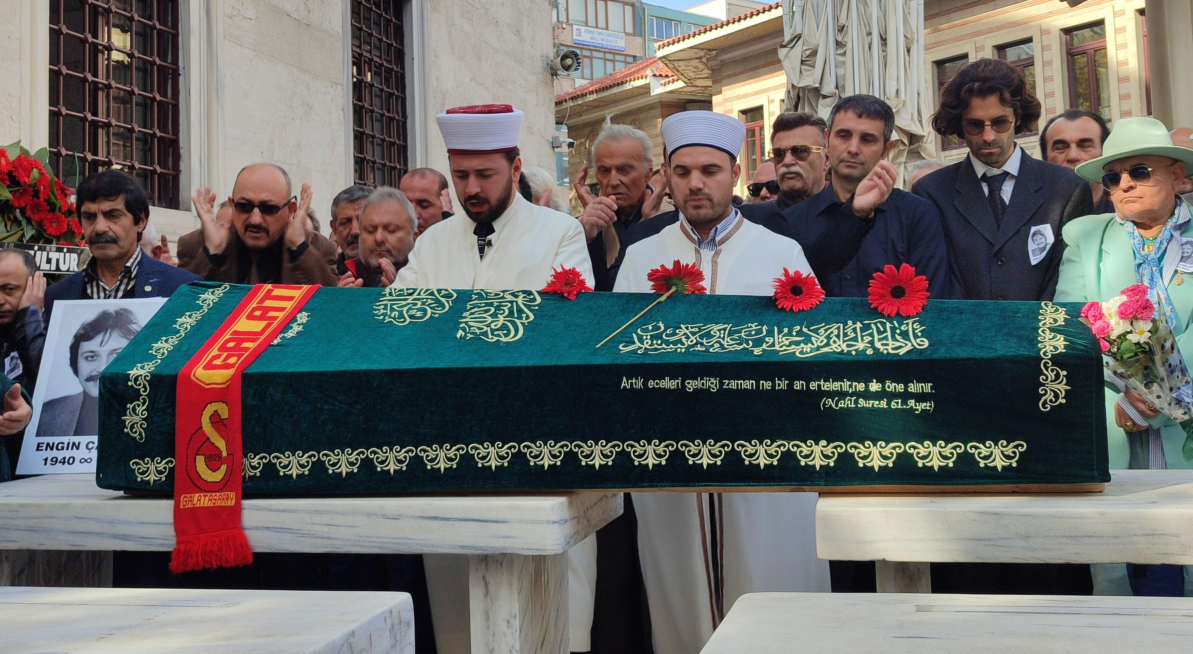 Engin Çağlar son yolculuğuna uğurlandı! Cenazede tepki çeken anlar - 1. Resim