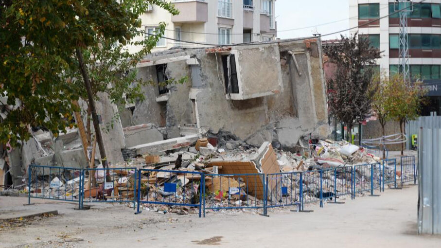 Gebze'de çöken binanın sırrı çözülüyor: Uzmanlar yerin derinliklerini inceliyor - 3. Resim