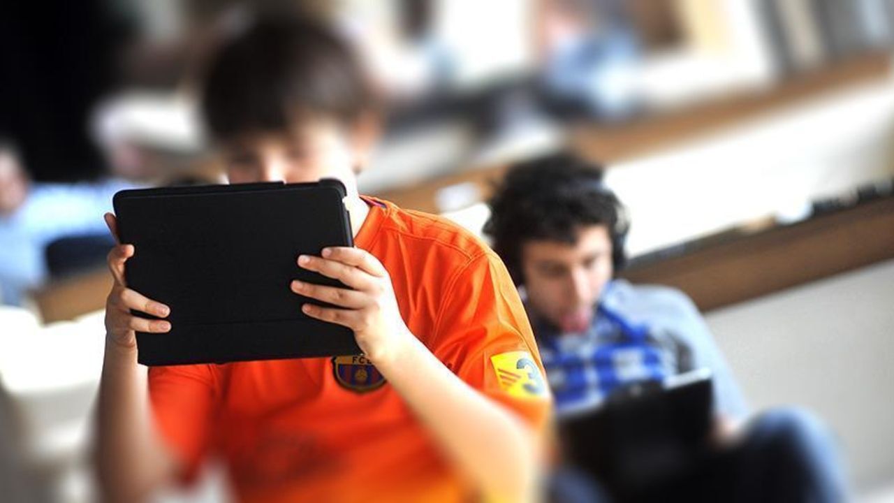 Günlük 7 saat! Ekran bağımlılığı korkutuyor Günlük 7 saat! Ekran bağımlılığı korkutuyor