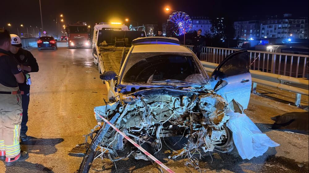 Hatay'da bariyerlere çarpan otomobilin motoru fırladı! Hatay'da bariyerlere çarpan otomobilin motoru fırladı! - 1. Resim