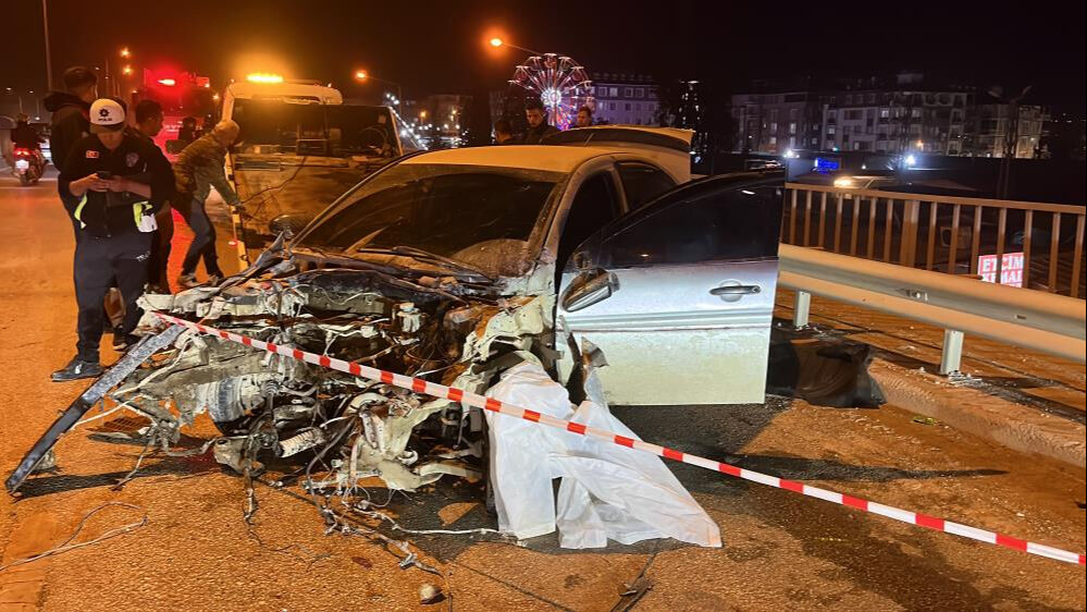 Hatay'da bariyerlere çarpan otomobilin motoru fırladı! Hatay'da bariyerlere çarpan otomobilin motoru fırladı! - 2. Resim