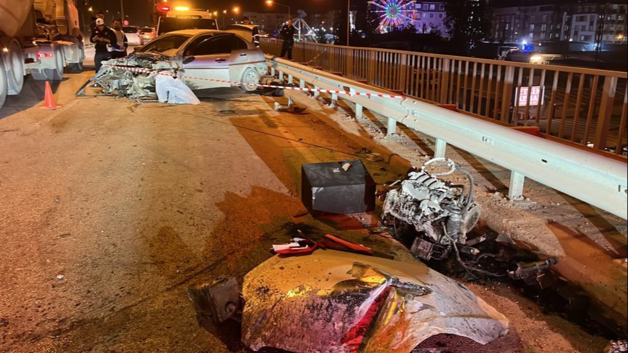 Hatay'da bariyerlere çarpan otomobilin motoru fırladı! Hatay'da bariyerlere çarpan otomobilin motoru fırladı!